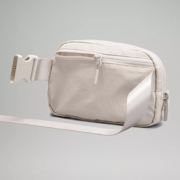 Lululemon Everywhere Belt Bag - Picture 2 of 4